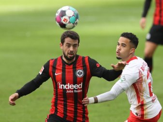 Amin Younes (l) hat nach seiner DFB-Nominierung mehr Vertrauen in dribbelstarke Spielertypen wie ihn selbst angemahnt. Foto: Jan Woitas/dpa-Zentralbild/dpa Amin Younes (l) hat nach seiner DFB-Nominierung mehr Vertrauen in dribbelstarke Spielertypen wie ihn selbst angemahnt. Foto: Jan Woitas/dpa-Zentralbild/dpa