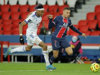 Von Straßburg nach Sachsen: Der Transfer von Mohamed Simakan (l) zu RB Leipzig ist perfekt. Foto: Christophe Ena/AP/dpa Von Straßburg nach Sachsen: Der Transfer von Mohamed Simakan (l) zu RB Leipzig ist perfekt. Foto: Christophe Ena/AP/dpa