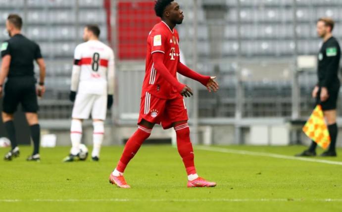 Münchens Abwehrspieler Alphonso Davies geht nach der Roten Karte vom Spielfeld. Foto: Matthias Schrader/AP POOL/dpa