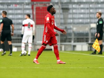 Münchens Abwehrspieler Alphonso Davies geht nach der Roten Karte vom Spielfeld. Foto: Matthias Schrader/AP POOL/dpa Münchens Abwehrspieler Alphonso Davies geht nach der Roten Karte vom Spielfeld. Foto: Matthias Schrader/AP POOL/dpa