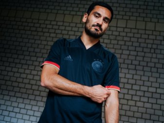 Ilkay Gündogan im neuen schwarzen Auswärtstrikot Ilkay Gündogan im neuen schwarzen Auswärtstrikot