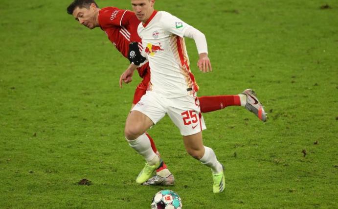 Der Leipziger Dani Olmo (r) im Zweikampf mit Robert Lewandowski. Foto: Alexander Hassenstein/Getty Images Europe/Pool/dpa