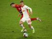 Der Leipziger Dani Olmo (r) im Zweikampf mit Robert Lewandowski. Foto: Alexander Hassenstein/Getty Images Europe/Pool/dpa