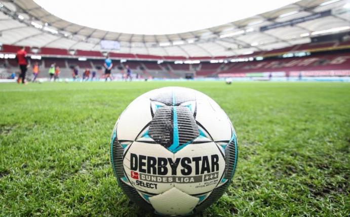 In der Bundesliga soll auch an Ostern der Ball rollen. Foto: Tom Weller/dpa-Pool/dpa