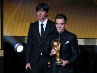 Lahm (r.) und Löw sind gemeinsam Weltmeister geworden Lahm (r.) und Löw sind gemeinsam Weltmeister geworden