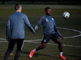 Ridle Baku (r) sieht in der kurzen EM-Vorbereitung einen Nachteil. Foto: Marton Monus/dpa Ridle Baku (r) sieht in der kurzen EM-Vorbereitung einen Nachteil. Foto: Marton Monus/dpa