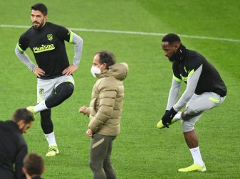 Dembele (r.) brach nach einer Dehnübung zusammen Dembele (r.) brach nach einer Dehnübung zusammen