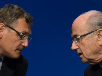 Sperren gegen Valcke (l.) und Blatter wurden verlängert