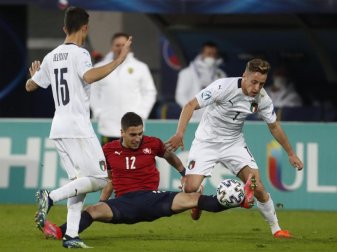 Ondrej Lingr (M) aus Tschechien und Davide Frattesi (r) aus Italien kämpfen um den Ball. Foto: Darko Bandic/AP/dpa Ondrej Lingr (M) aus Tschechien und Davide Frattesi (r) aus Italien kämpfen um den Ball. Foto: Darko Bandic/AP/dpa