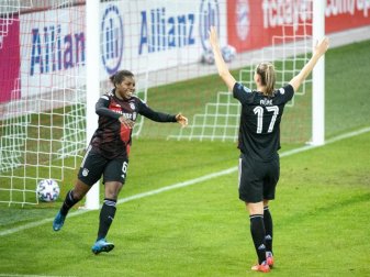 Lineth Beerensteyn (l) und Klara Bühl vom FC Bayern München jubeln über den Treffer zum 2:0 gegen den FC Rosengard. Foto: Matthias Balk/dpa