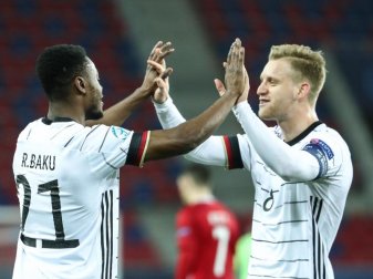 Torschütze Ridle Baku (l) und Arne Maier feiern das Tor zum 1:0 gegen Ungarn. Foto: Csaba Domotor/dpa