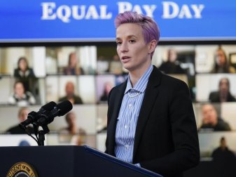 US-Fußballerin Megan Rapinoe spricht im Weißen Haus zum "Equal Pay Day". Foto: Evan Vucci/AP/dpa US-Fußballerin Megan Rapinoe spricht im Weißen Haus zum "Equal Pay Day". Foto: Evan Vucci/AP/dpa