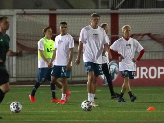 Die Spieler aus Norwegen (in der Mitte Erling Haaland) tragen vor dem ersten Quali-Spiel Shirts mit dem Text «Respect - On and off the pitch». Foto: Javier Fergo/AP/dpa Die Spieler aus Norwegen (in der Mitte Erling Haaland) tragen vor dem ersten Quali-Spiel Shirts mit dem Text «Respect - On and off the pitch». Foto: Javier Fergo/AP/dpa