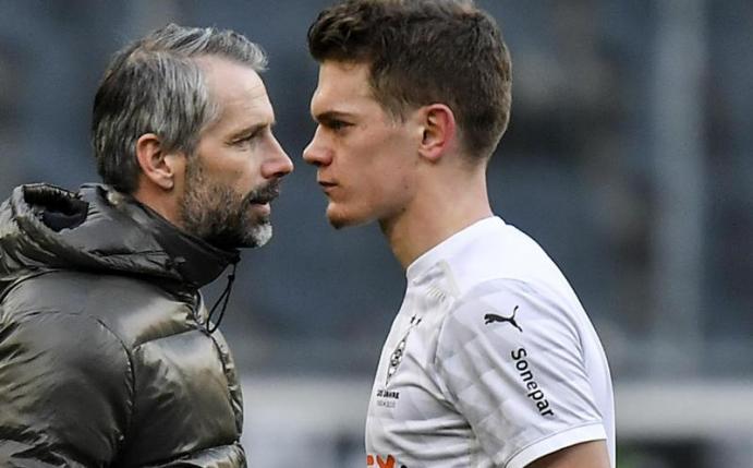 Macht seine Zukunft in Gladbach auch vom Nachfolger von Trainer Marco Rose (l) abhängig: Matthias Ginter. Foto: Martin Meissner/Pool AP/dpa