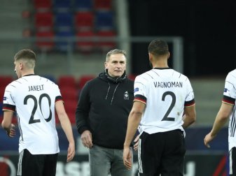 Trainer Stefan Kuntz (M.) kommt bei den U21-Nationalspielern gut an. Foto: Csaba Domotor/dpa Trainer Stefan Kuntz (M.) kommt bei den U21-Nationalspielern gut an. Foto: Csaba Domotor/dpa