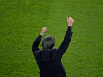 Bundestrainer Joachim Löw konnte gegen Island jubeln - doch die Gedanken waren auch bei Jonas Hofmann. Foto: Tobias Schwarz/AFP-Pool/dpa Bundestrainer Joachim Löw konnte gegen Island jubeln - doch die Gedanken waren auch bei Jonas Hofmann. Foto: Tobias Schwarz/AFP-Pool/dpa