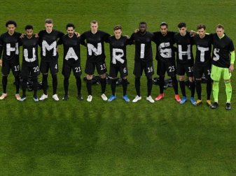 Die Menschenrechts-Aktion der DFB-Elf vor dem Spiel gegen Island sorgt weiter für viel Aufsehen. Foto: Tobias Schwarz/AFP-Pool/dpa Die Menschenrechts-Aktion der DFB-Elf vor dem Spiel gegen Island sorgt weiter für viel Aufsehen. Foto: Tobias Schwarz/AFP-Pool/dpa