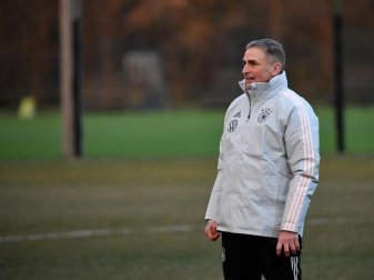 Muss auch gegen die Niederlande auf BVB-Youngster Youssoufa Moukoko verzichten: U21-Coach Stefan Kuntz. Foto: Marton Monus/dpa Muss auch gegen die Niederlande auf BVB-Youngster Youssoufa Moukoko verzichten: U21-Coach Stefan Kuntz. Foto: Marton Monus/dpa