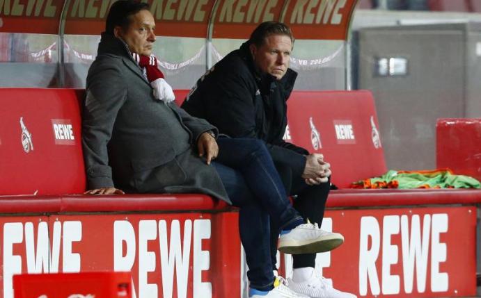Pflegen einen offenen Austausch: FC-Sportdirektor Horst Heldt (l) und Trainer Markus Gisdol. Foto: Thilo Schmuelgen/Reuters Images Europe/Pool/dpa