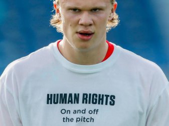 Norwegens Erling Haaland trägt beim Aufwärmen ein T-Shirt mit der Aufschrift "Human Rights. On and off the pitch". Foto: Fermin Rodriguez/AP/dpa Norwegens Erling Haaland trägt beim Aufwärmen ein T-Shirt mit der Aufschrift "Human Rights. On and off the pitch". Foto: Fermin Rodriguez/AP/dpa