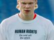 Norwegens Erling Haaland trägt beim Aufwärmen ein T-Shirt mit der Aufschrift "Human Rights. On and off the pitch". Foto: Fermin Rodriguez/AP/dpa