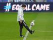 Joachim Löw beim Abschlusstraining der Nationalmannschaft vor dem WM-Qualifikationsspiel in Rumänien. Foto: Stefan Constantin/dpa