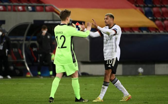 Lukas Nmecha (r.) rettete einen Punkt
