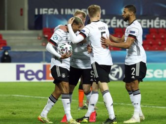 Gefeierter Mann: Lukas Nmecha (l) rettete Deutschlands U21 einen Remis gegen die Niederlande. Foto: Csaba Domotor/dpa