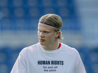 Klare Botschaft: Erling Haaland vor Norwegens Spiel gegen die Türkei. Foto: Fermin Rodriguez/AP/dpa Klare Botschaft: Erling Haaland vor Norwegens Spiel gegen die Türkei. Foto: Fermin Rodriguez/AP/dpa