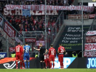 Wegen Beleidigungen gegen Hoffenheim-Mäzen Dietmar Hopp wurde das Spiel gegen Bayern fast abgebrochen. Foto: Michael Probst/AP/dpa Wegen Beleidigungen gegen Hoffenheim-Mäzen Dietmar Hopp wurde das Spiel gegen Bayern fast abgebrochen. Foto: Michael Probst/AP/dpa