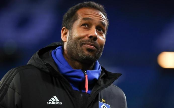 HSV-Trainer Thioune sieht den Rassismus auch in Zukunft als Problem im Fußball. Foto: Christian Charisius/dpa