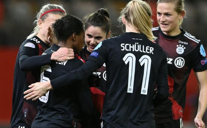 Schüller (2.v.r.) traf zum zwischenzeitlichen 4:0