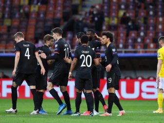 Die deutschen Nationalspieler um Torschütze Serge Gnabry (M) bejubeln das Tor zur 1:0-Führung. Foto: Stefan Constantin/dpa Die deutschen Nationalspieler um Torschütze Serge Gnabry (M) bejubeln das Tor zur 1:0-Führung. Foto: Stefan Constantin/dpa