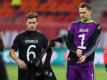 Deutschlands Joshua Kimmich (l) und Torwart Manuel Neuer tragen vor dem Spiel die Rückennummer auf der Brust. Foto: Stefan Constantin/dpa