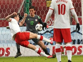 Lewandowski (l.) verletzt sich nach Doppelpack für Polen
