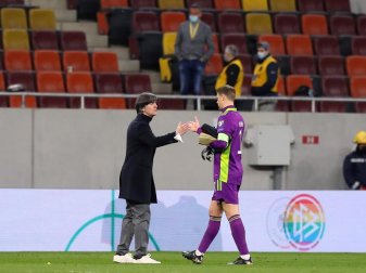 War mit der Leistung seines Teams gegen Rumänien zufrieden: Bundestrainer Joachim Löw (l). Foto: Stefan Constantin/dpa War mit der Leistung seines Teams gegen Rumänien zufrieden: Bundestrainer Joachim Löw (l). Foto: Stefan Constantin/dpa