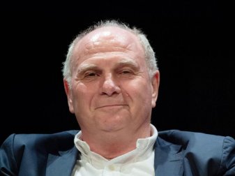 Rät der UEFA zu weniger Gastgeberländern: Uli Hoeneß. Foto: Marijan Murat/dpa