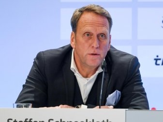 Steffen Schneekloth, Präsident von Holstein Kiel, kritisiert das fahrlässige Wirtschaften im Fußball. Foto: Arne Dedert/dpa Steffen Schneekloth, Präsident von Holstein Kiel, kritisiert das fahrlässige Wirtschaften im Fußball. Foto: Arne Dedert/dpa