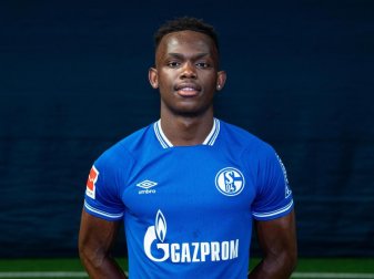 Rabbi Matondo im Dress des FC Schalke 04 - momentan ist der Fußball-Profi an den englischen Club Stoke City verliehen. Foto: Guido Kirchner/dpa Rabbi Matondo im Dress des FC Schalke 04 - momentan ist der Fußball-Profi an den englischen Club Stoke City verliehen. Foto: Guido Kirchner/dpa