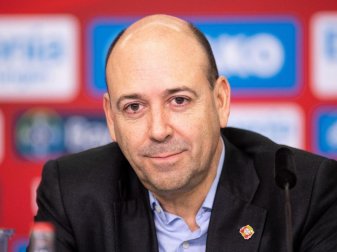 Bezeichnet sich selbst als «ausgewiesenen Fußball-Romantiker»: Fernando Carro, Geschäftsführer von Bayer 04 Leverkusen. Foto: Marius Becker/dpa