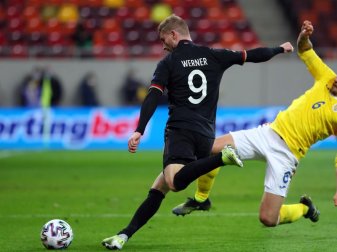 Kam gegen Rumänien 14 Minuten zum Einsatz: Timo Werner (l) in Aktion. Foto: Stefan Constantin/dpa Kam gegen Rumänien 14 Minuten zum Einsatz: Timo Werner (l) in Aktion. Foto: Stefan Constantin/dpa