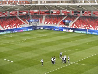 Die deutsche U21 trägt Gesichtsmasken bei der Platzbegehung vor dem Spiel in der Bozsik Arena. Foto: Marton Monus/dpa Die deutsche U21 trägt Gesichtsmasken bei der Platzbegehung vor dem Spiel in der Bozsik Arena. Foto: Marton Monus/dpa