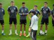 Bundestrainer Joachim Löw (vorn) spricht zu den Nationalspielern. Foto: Federico Gambarini/dpa