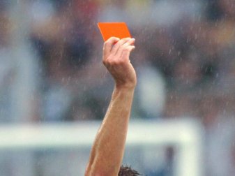 Die Rote Karte wurde ebenso wie die Gelbe als optisches Signal zur Rückrunde der Bundesliga-Saison 1971 eingeführt. Foto: Achim Scheidemann/dpa