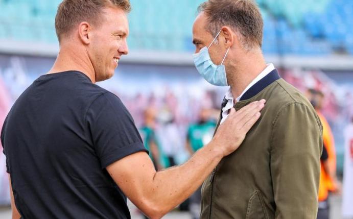 RB-Geschäftsführer Oliver Mintzlaff (r) gibt sich wegen angeblichen Gerüchten um Leipzig-Coach Leipzigs Trainer Julian Nagelsmann völlig entspannt. Foto: Jan Woitas/dpa-Zentralbild/dpa