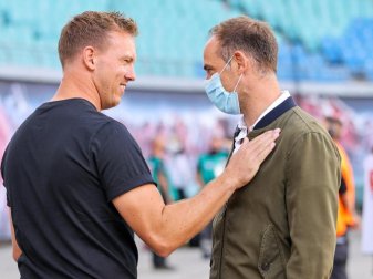 RB-Geschäftsführer Oliver Mintzlaff (r) gibt sich wegen angeblichen Gerüchten um Leipzig-Coach Leipzigs Trainer Julian Nagelsmann völlig entspannt. Foto: Jan Woitas/dpa-Zentralbild/dpa RB-Geschäftsführer Oliver Mintzlaff (r) gibt sich wegen angeblichen Gerüchten um Leipzig-Coach Leipzigs Trainer Julian Nagelsmann völlig entspannt. Foto: Jan Woitas/dpa-Zentralbild/dpa