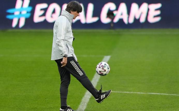 Muss bis zum 1. Juni seinen EM-Kader benennen: Bundestrainer Joachim Löw. Foto: Stefan Constantin/dpa