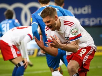 Hat das Training beim HSV wieder aufgenommen: Torjäger Simon Terodde. Foto: Christian Charisius/dpa Hat das Training beim HSV wieder aufgenommen: Torjäger Simon Terodde. Foto: Christian Charisius/dpa