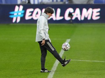 Steht angeblich auf der Wunschliste von Real Madrids Clubpräsident Florentino Pérez ganz oben: Joachim Löw jongliert einen Ball. Foto: Stefan Constantin/dpa Steht angeblich auf der Wunschliste von Real Madrids Clubpräsident Florentino Pérez ganz oben: Joachim Löw jongliert einen Ball. Foto: Stefan Constantin/dpa