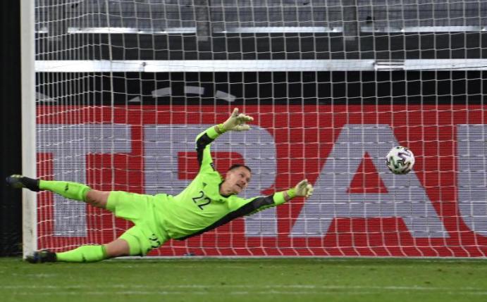 Machtlos bei den Gegentoren von Pandev und Elmas: Torwart Marc-Andre Ter Stegen. Foto: Federico Gambarini/dpa